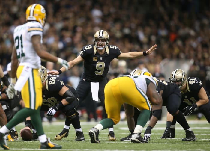 Tom Brady vs. Aaron Rodgers Throwing Touchdowns, Avoiding