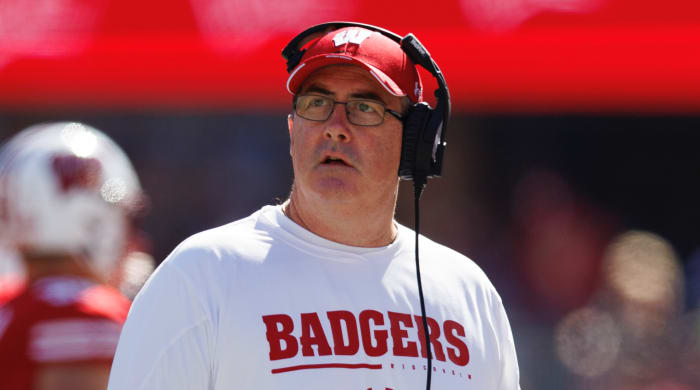 L'entraîneur-chef des Wisconsin Badgers, Paul Chryst, regarde pendant le troisième quart contre l'Illinois Fighting Illini au Camp Randall Stadium.