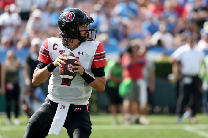Utah Uts quarterback Cameron Rising, 7, looks set to pass during the second quarter against the UCLA Bruins in the Rose Bowl.
