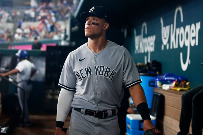 Yankees star Aaron Judge walks into the dugout.  (2022)