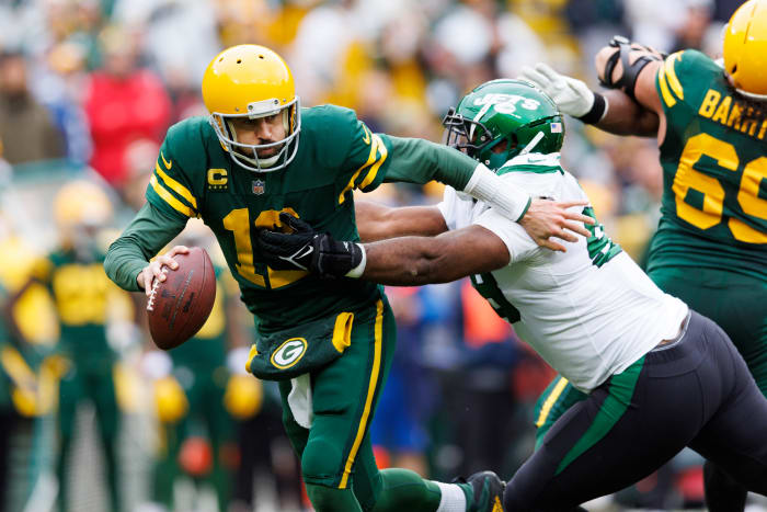 El tackle de los Jets, Quinnen Williams, despide al mariscal de campo de los Packers, Aaron Rodgers