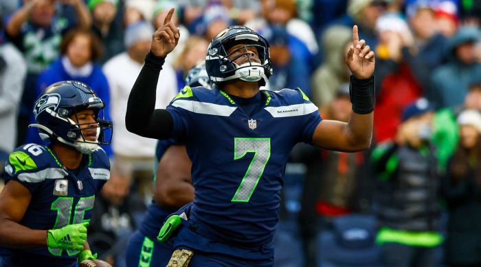 Geno Smith points both hands up after throwing a TD pass.
