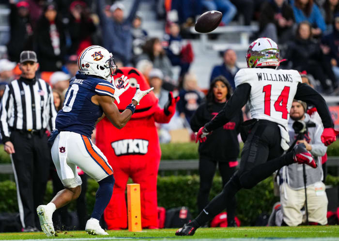 Koy Moore (0) catches a pass from Jarquez Hunter (27) during the game between Auburn and Western Kentucky at Jordan-Hare Stadium. Zach Bland/AU Athletics