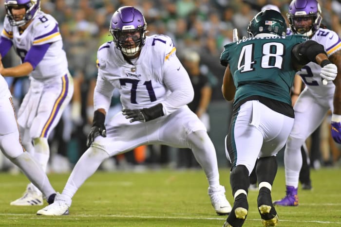 September 19, 2022; Philadelphia, Pennsylvania, USA; Minnesota Vikings offensive tackle Christian Darrisaw (71) prepares to make a block against the Philadelphia Eagles at Lincoln Financial Field.