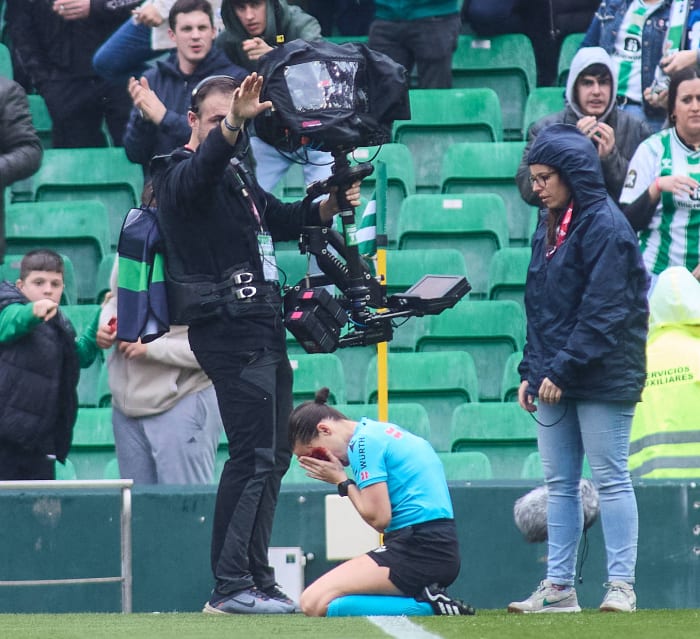 Женщина и несколько мужчин. 3 2 1 бабах. Девушка и несколько парней. Красивая девушка с парнем. Девушка бандит.