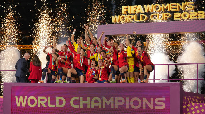 España gana el título del Mundial femenino en medio de la agitación con Felda y la Federación Española de Fútbol