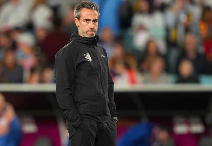 El seleccionador español Jorge Villeda observa desde los costados durante la final de la Copa Mundial Femenina contra Inglaterra.
