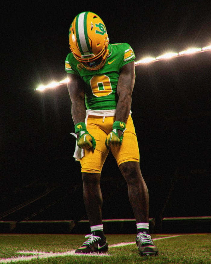Oregon Football Reveals Retro Uniform Combination for Week 8 vs