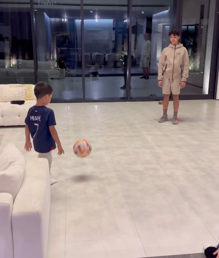 Cristiano Ronaldo's son Mateo wears PSG jersey during kickabout ...