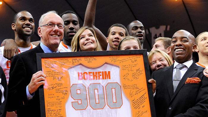 Jim Boeheim celebrates his 900th win with wife Juli and the Syracuse men’s basketball team.