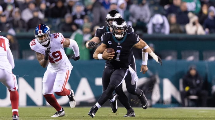 8 janvier 2023 ;  Philadelphie, Pennsylvanie, États-Unis ;  Le quart-arrière des Eagles de Philadelphie Jalen Hurts (1) court avec le ballon devant le secondeur des Giants de New York Tomon Fox (49) au cours du troisième trimestre au Lincoln Financial Field.