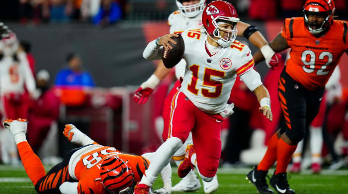 December 4, 2022;  Cincinnati, Ohio, USA;  Cincinnati Bengals defensive end Joseph Ossai (58) fires third-place Kansas City Chiefs quarterback Patrick Mahomes (15) for a long field goal in the fourth quarter of a Week 13 NFL game at Paycor Stadium -Try to force.
