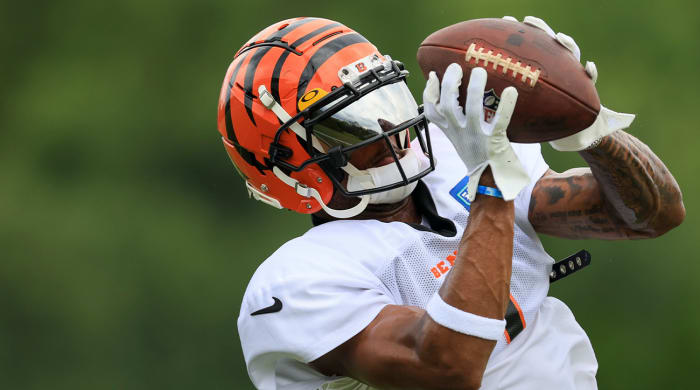 Cincinnati Bengals’ Ja’Marr Chase makes a catch during practice at the NFL football team’s training facility in Cincinnati, Thursday, Aug. 4, 2022.