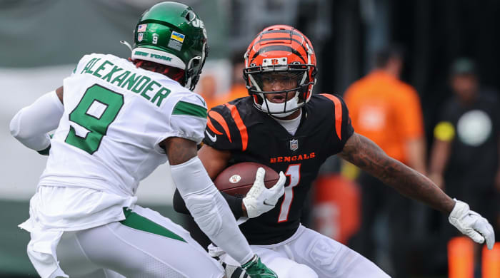 25 September 2022;  East Rutherford, New Jersey, USA;  Cincinnati Bengals wide receiver Ja'Marr Chase (1) runs the ball against the New York Jets during the second half at MetLife Stadium.