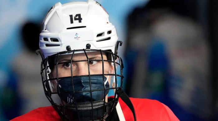 Brianna Decker siirtyy uuteen tehtävään Yhdysvaltain naisten jääkiekkojoukkueen valmentajana loukkaantumisen jälkeen