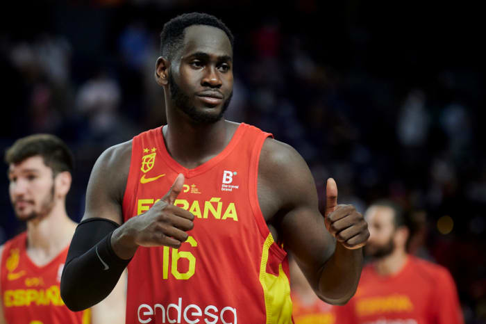 Informe: Usman Karuba de Houston Rockets juega el Eurobasket para España