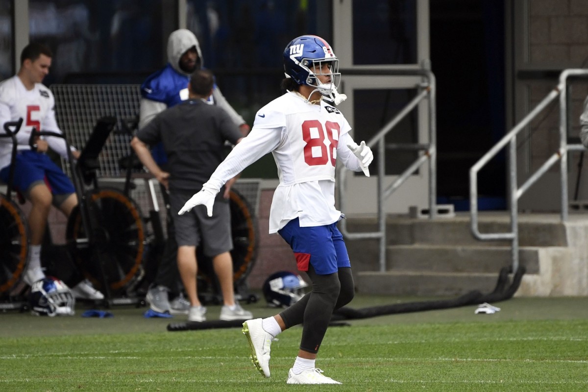 June 5, 2019; East Rutherford, NJ, USA; New York Giants tight end Evan Engram works out on the side during minicamp.