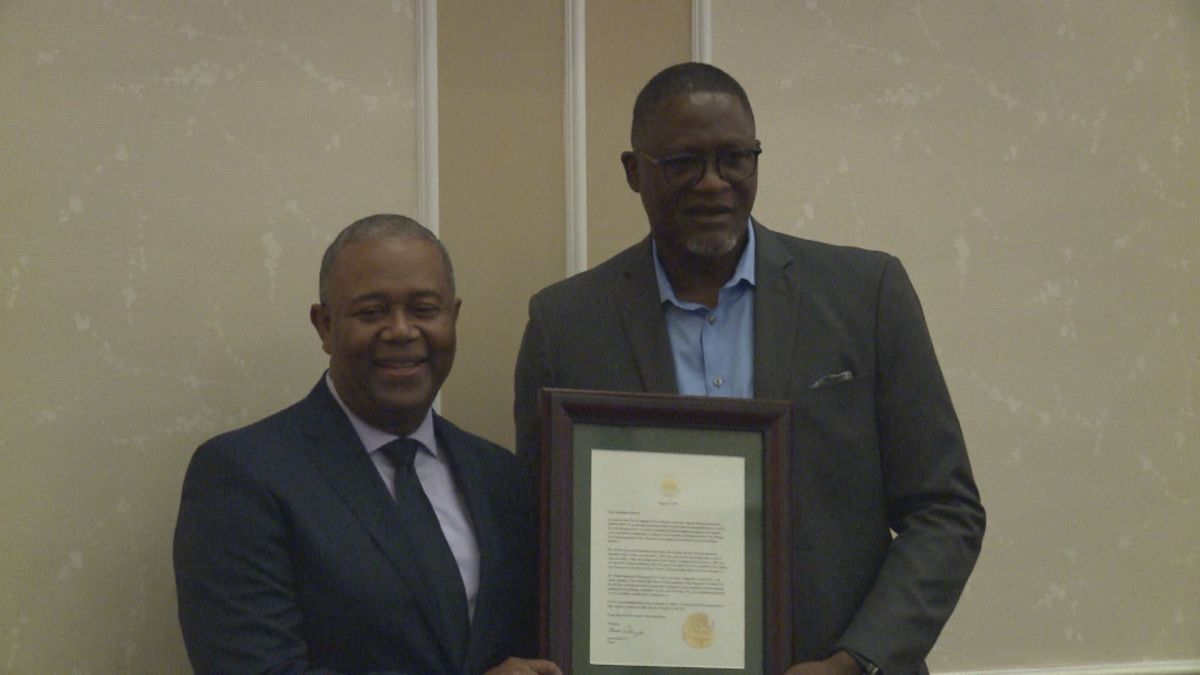 Dominique Wilkins with Augusta mayor, Hardie Davis