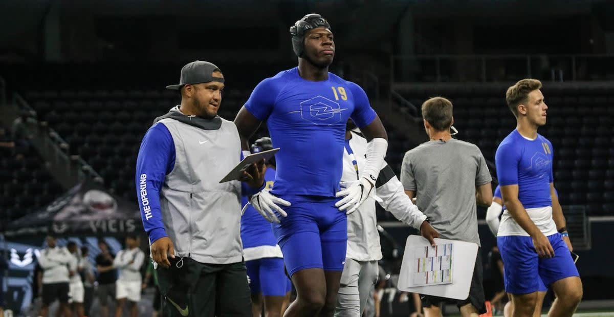 Darnell Washington standing to the left of UGA commit, Carson Beck.