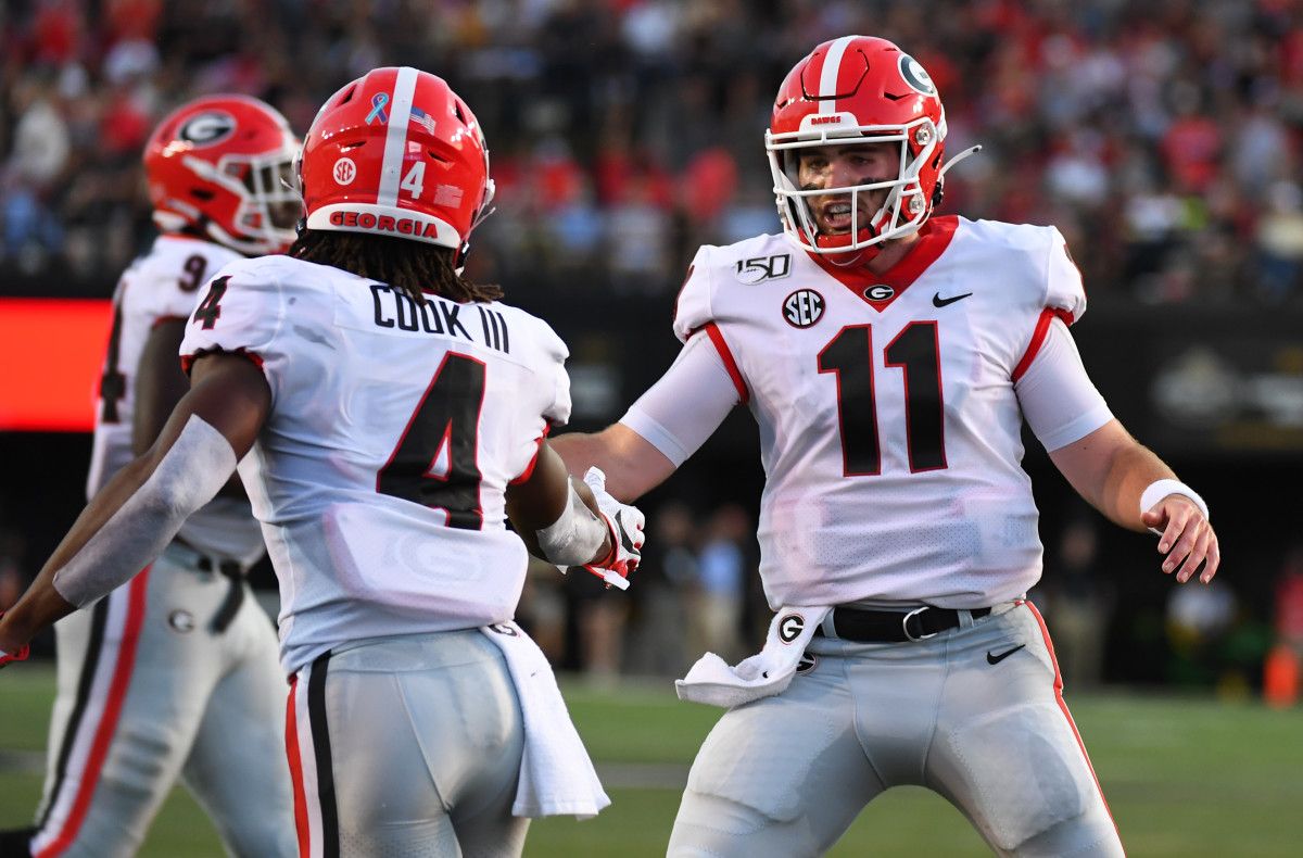 Jake Fromm high fives James Cook III after his touchdown run
