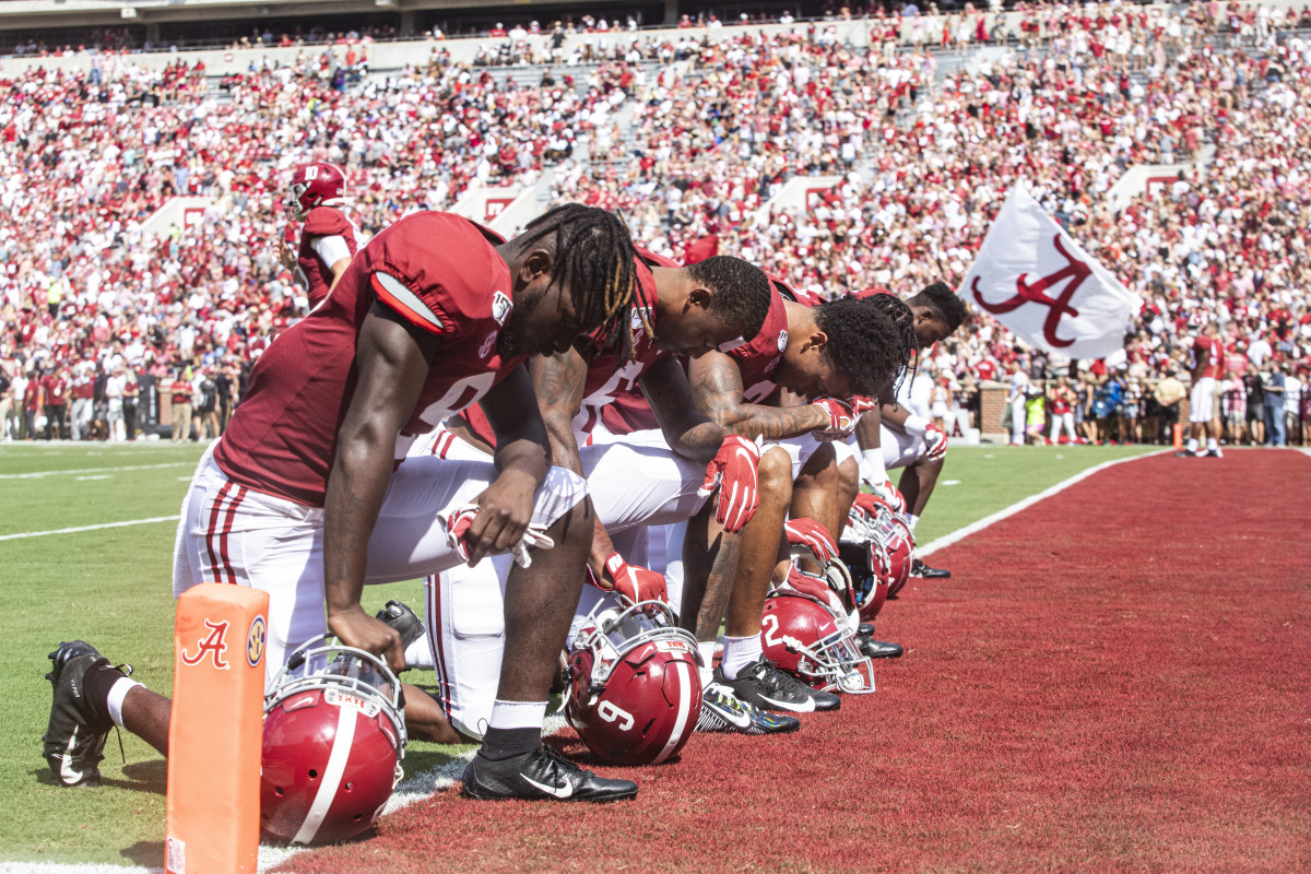 Alabama players prior to kickoff against New Mexico Start