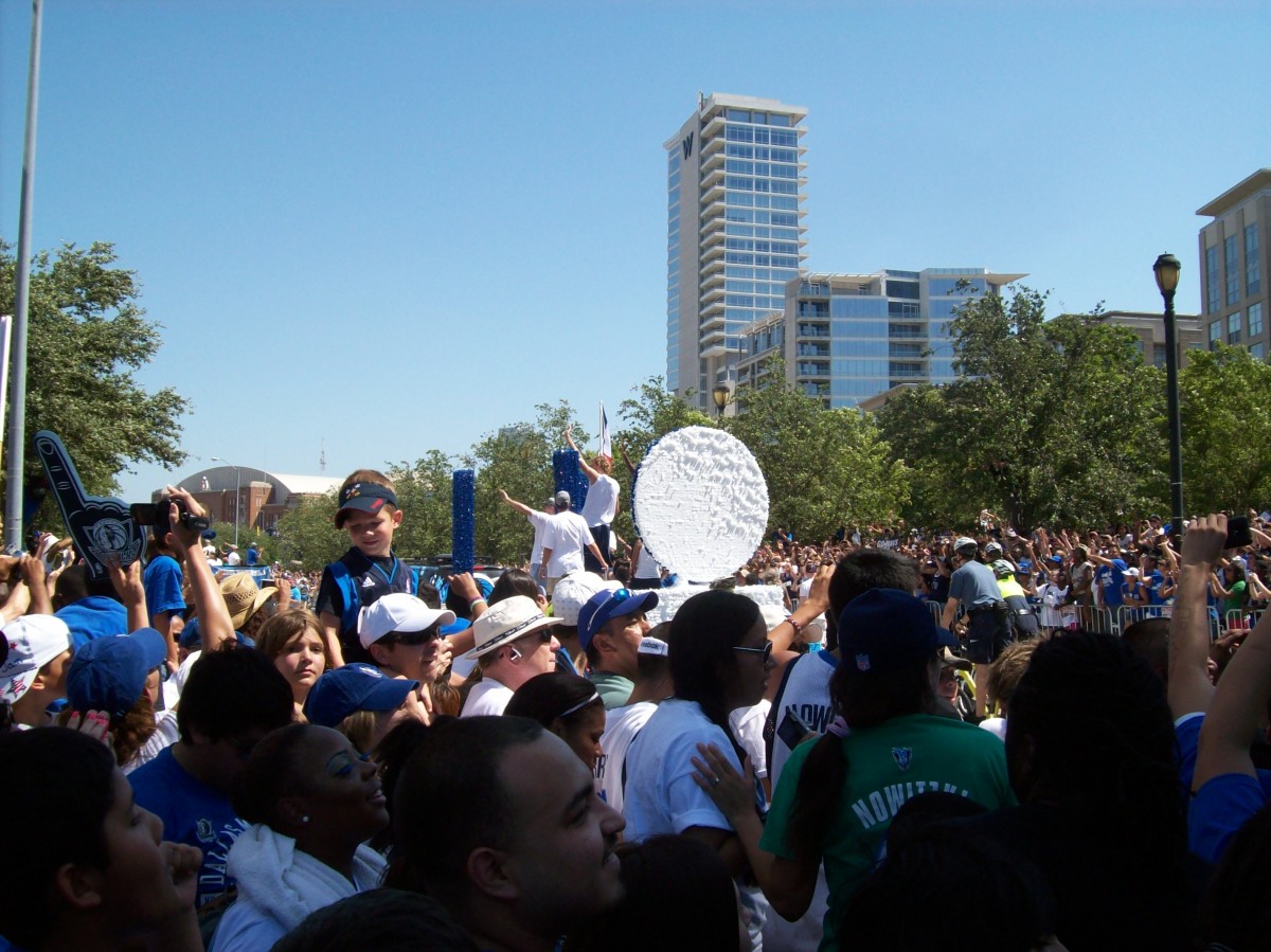Dirk Nowitzki waves to the crowd during the 2011 NBA Champions parade in downtown Dallas. (Photo by Matthew Postins)
