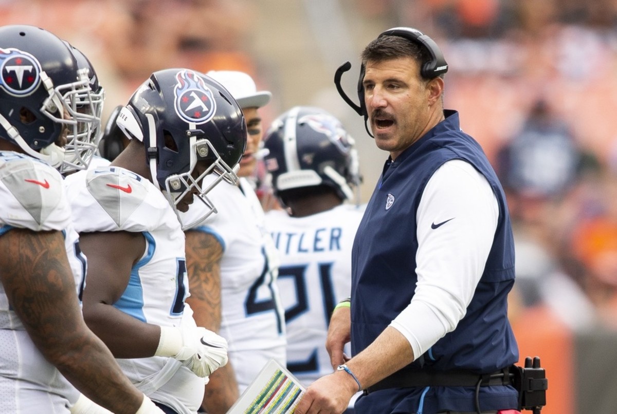 Tennessee Titans head coach Mike Vrabel talks with his team on the sideline during the fourth quarter against the Cleveland Browns at FirstEnergy Stadium.