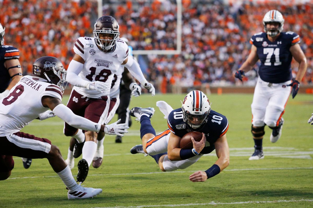 Freshman QB Bo Nix has the Auburn offense rolling as the 5-0 Tigers head to The Swamp.
