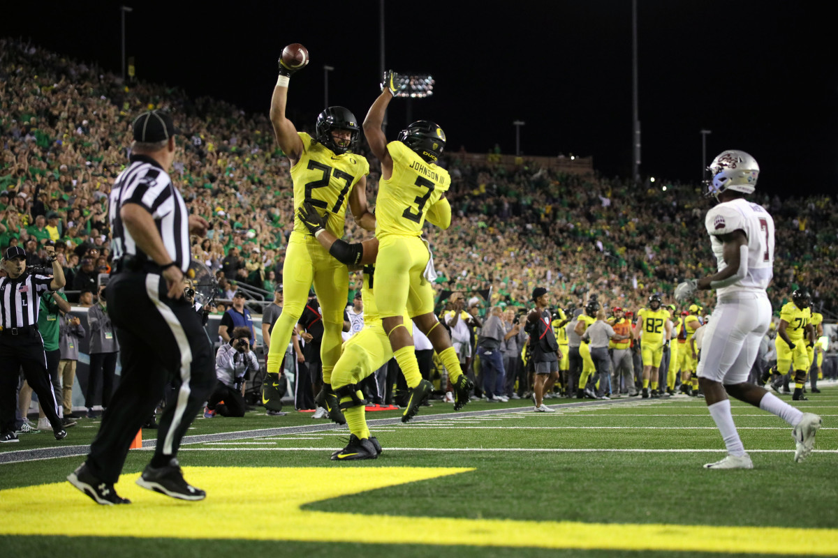 Oregon tight end Jacob Breeland (27) and wide receiver Johnny Johnson III celebrate a touchdown