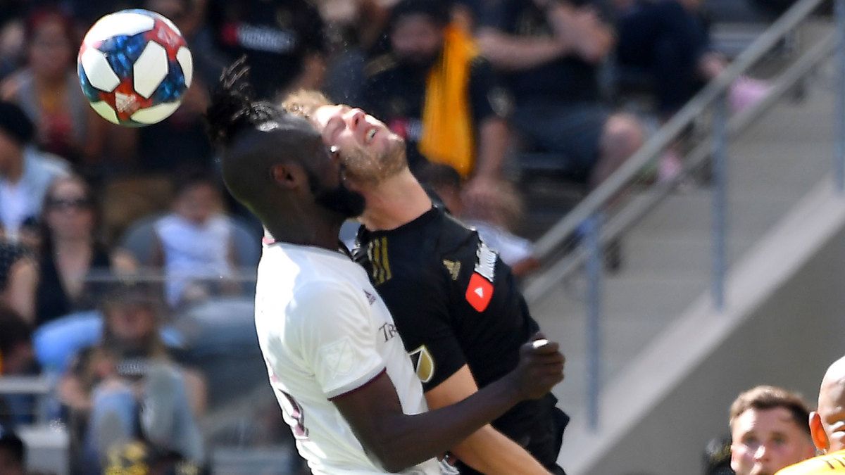 Walker Zimmerman collides with Kei Kamara