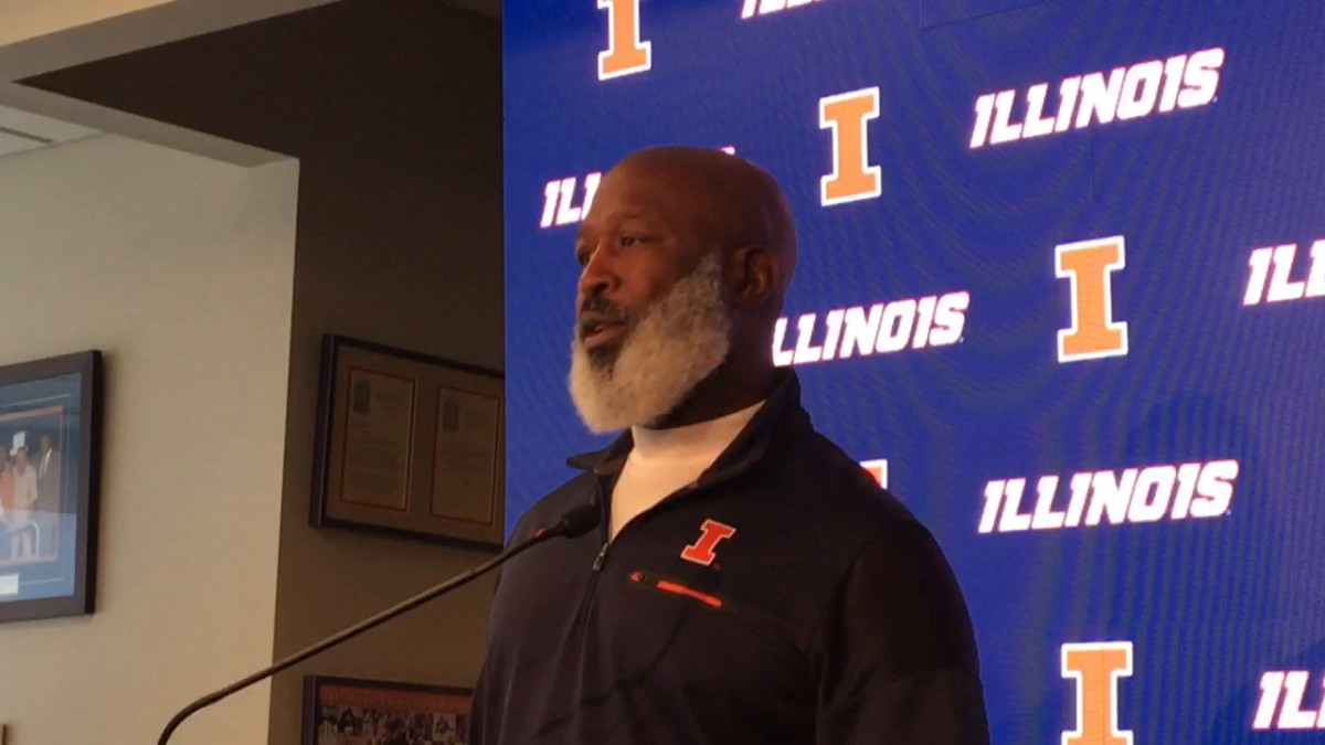 Illinois head coach Lovie Smith talks about upcoming matchup vs. No. 16 Michigan. 