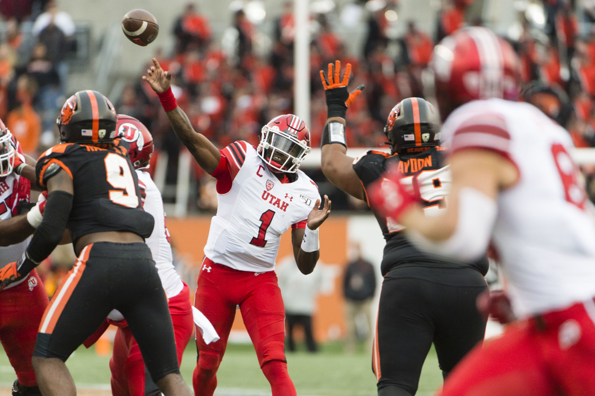 Tyler Huntley throws a pass against Oregon State