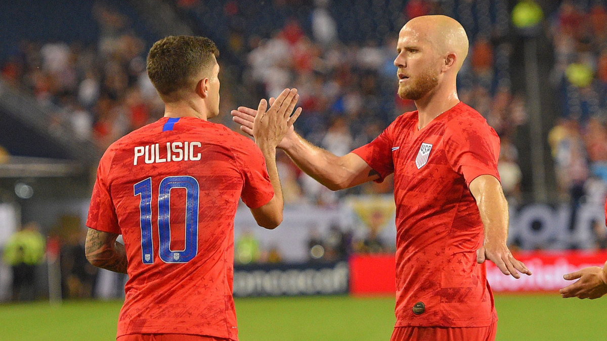 Christian Pulisic and Michael Bradley of the USMNT