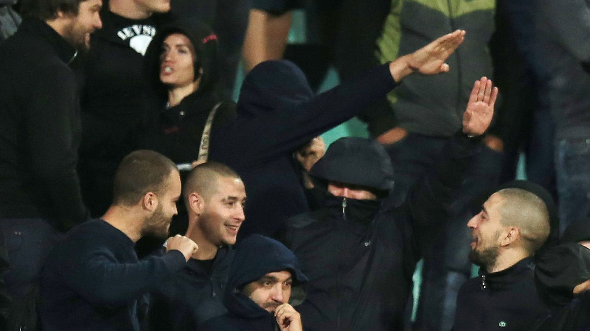 Bulgaria fans make Nazi salutes