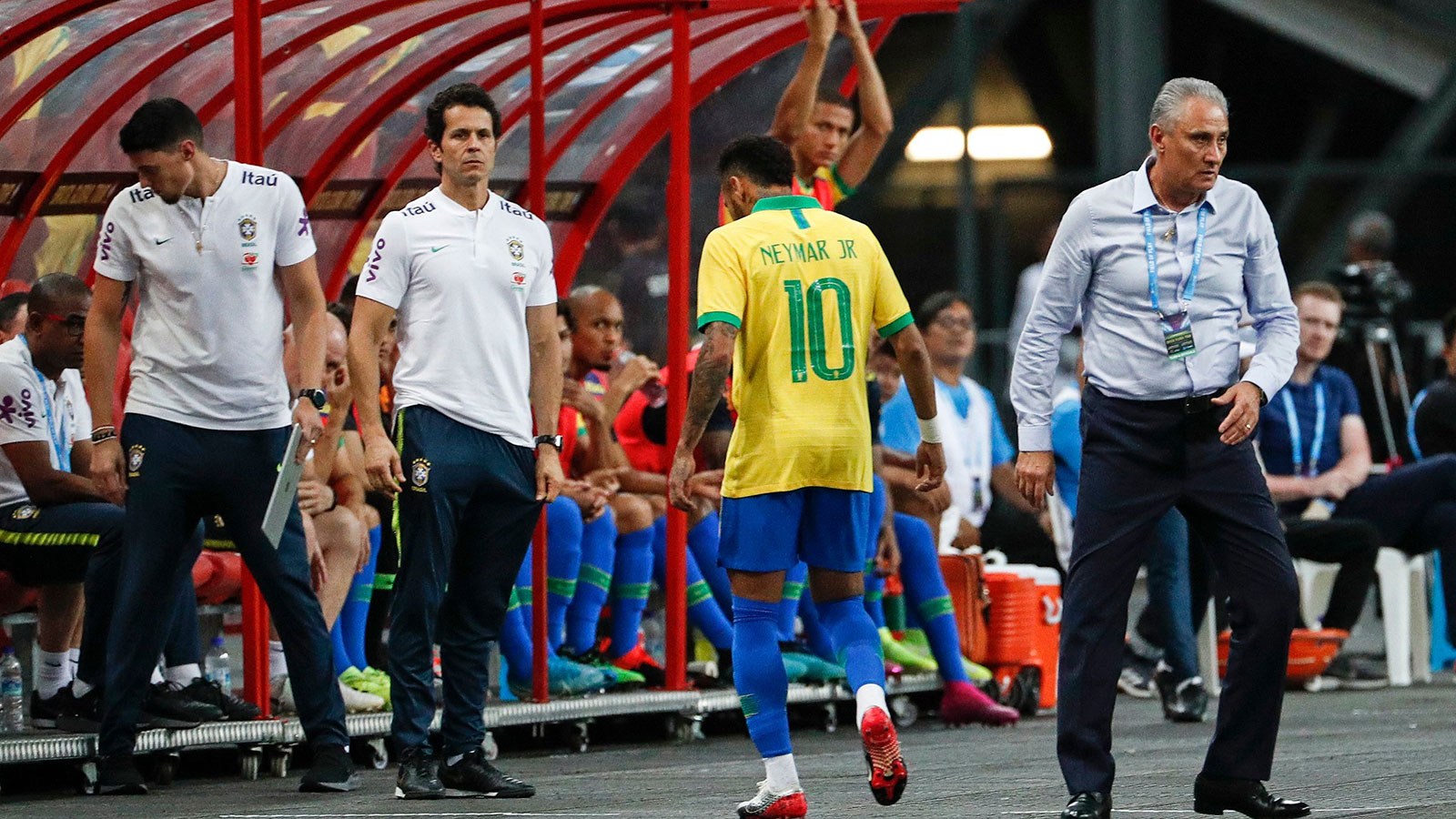 Neymar injures his hamstring