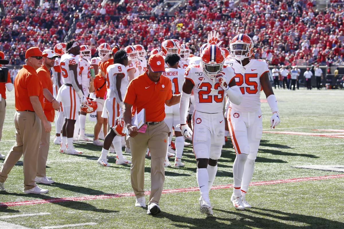 Clemsons Andrew Booth Jr Rides Bus After Punch Vs