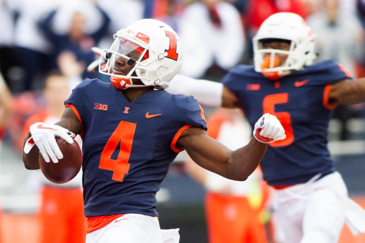 Illinois wide receiver Ricky Smalling (4) scores a touchdown against Minnesota during the second quarter of a 2018 game at Memorial Stadium.