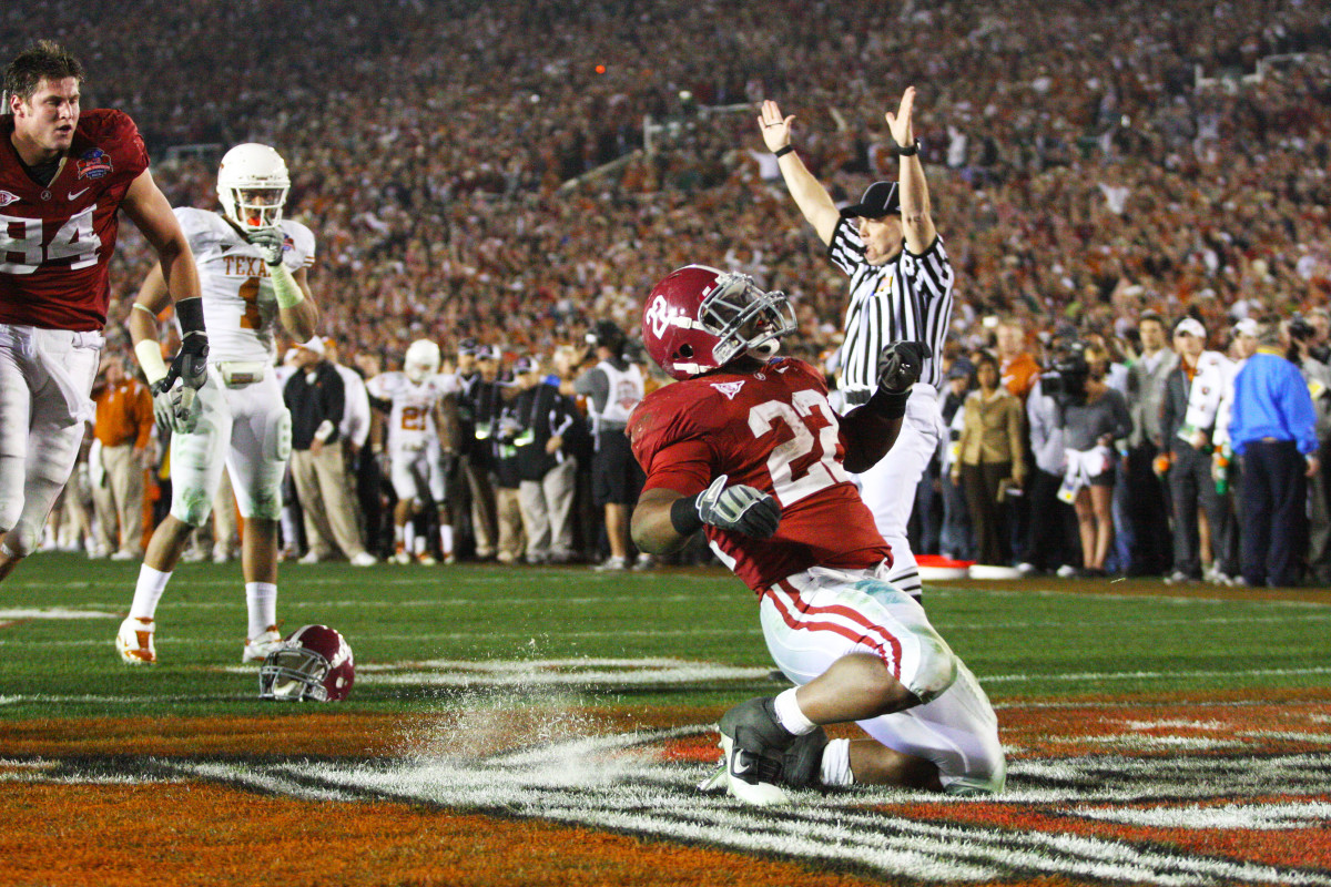 Mark Ingram scores a touchdown to help Alabama win the 2009 national title
