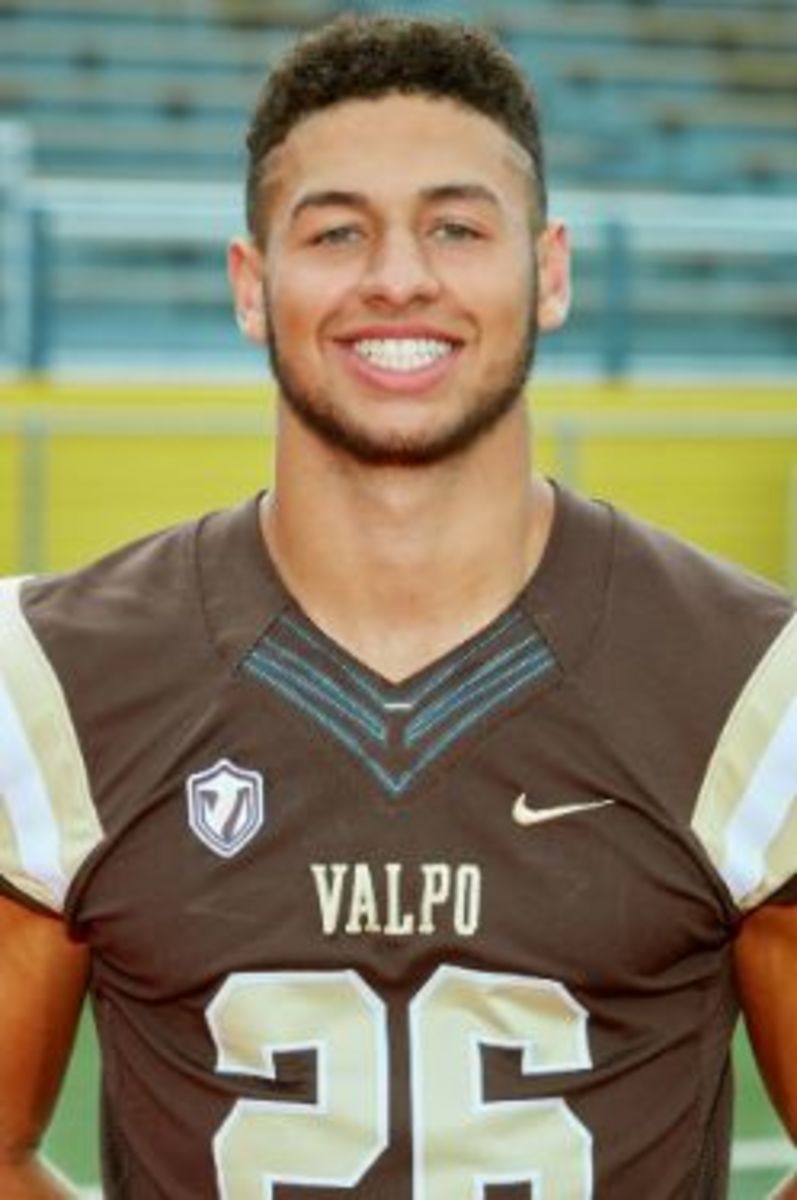 In his freshman season at Valparaiso, Donny Navarro led the team in receptions (32), receiving yards (539), yards per catch (16.8), touchdown receptions (five) and receiving yards per game (49.0). 