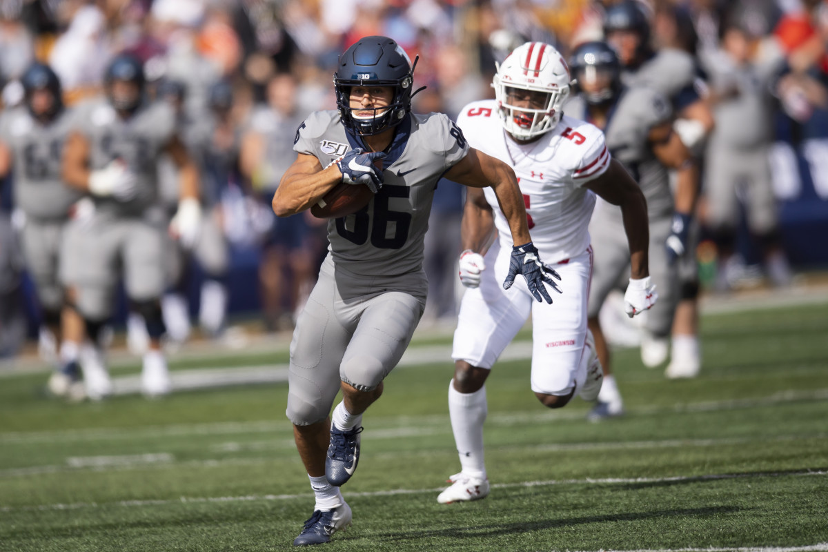 Illinois wide receiver Donny Navarro (86) runs in for a touchdown during the first half against Wisconsin at Memorial Stadium.