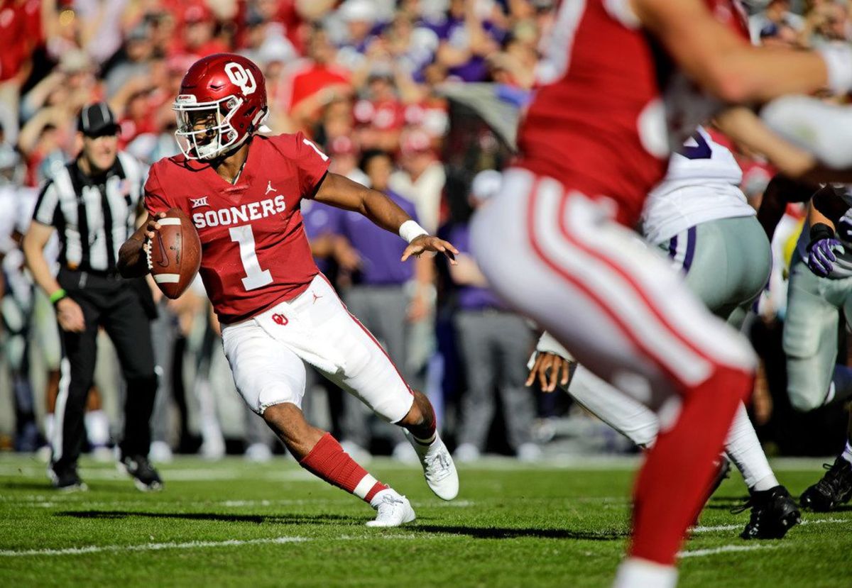 Kyler Murray leading Oklahoma to a 51-14 win over Kansas State in 2018.