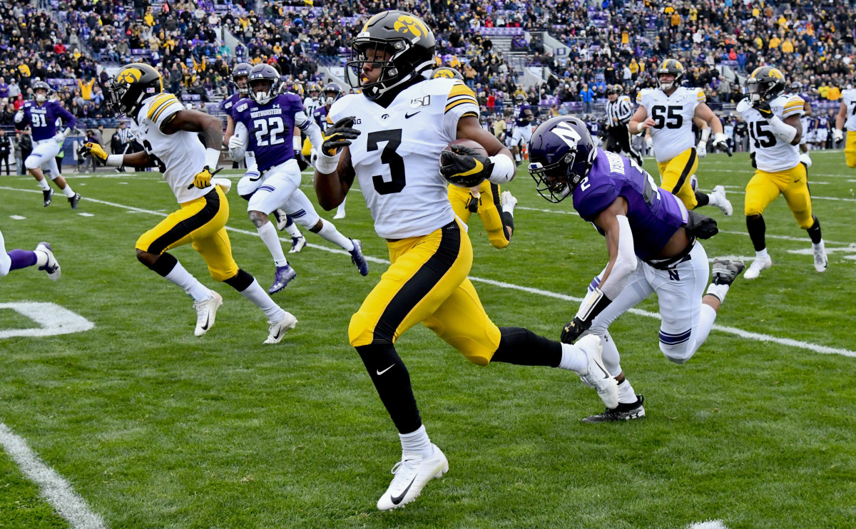 Iowa's Tyrone Tracy Jr. (3) heads to the end zone for a first-quarter touchdown.