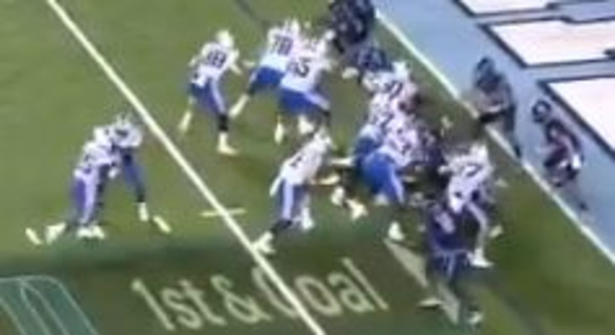 Gray (87 in white, right) never even turns toward Ford (behind him)