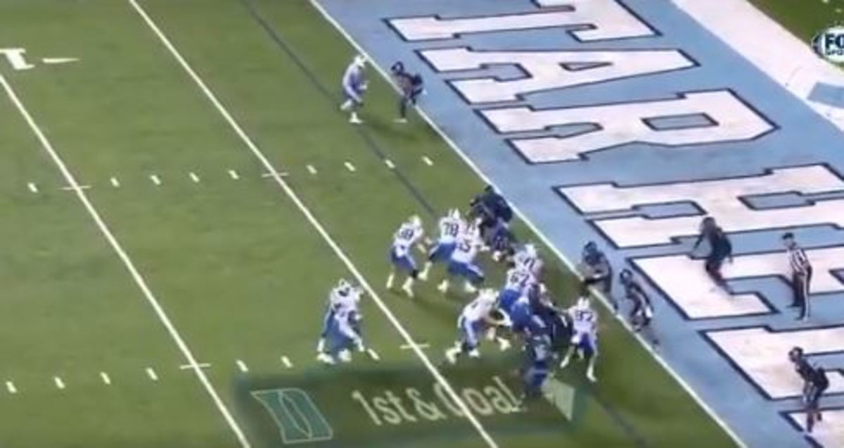 Harris makes the handoff at the seven (above the "1st" on the down-distance graphic). Gray (87, on the 2, just in front of the graphic) has already released and started his route.