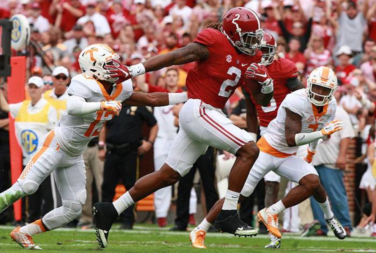 Alabama running back Derrick Henry runs through Tennessee