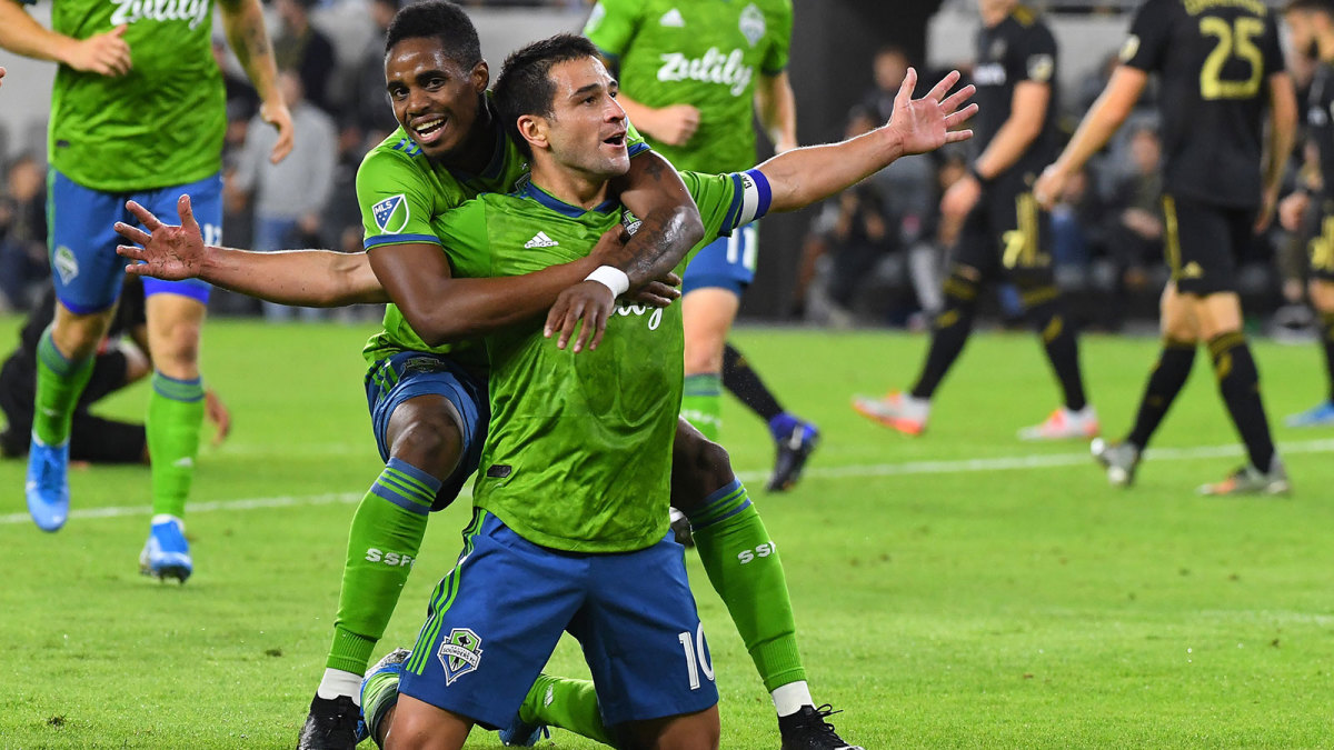 Nicolas Lodeiro scores for Seattle Sounders vs. LAFC