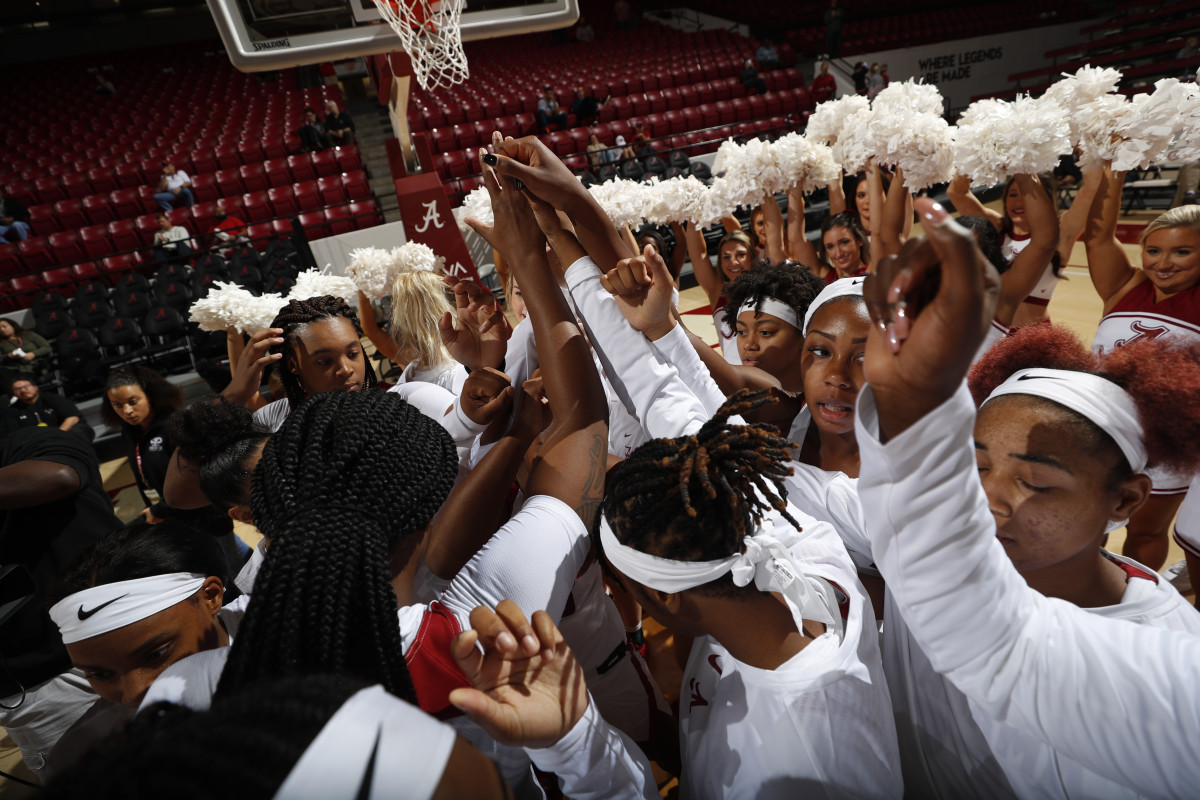 The 2019-20 Alabama women's basketball team breaks a huddle