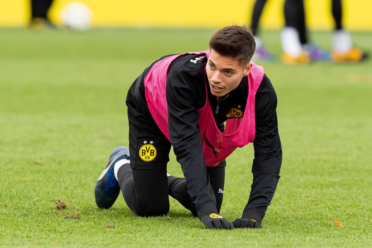borussia-dortmund-training-session-5c30ce4f8b09077acf00000b.jpg