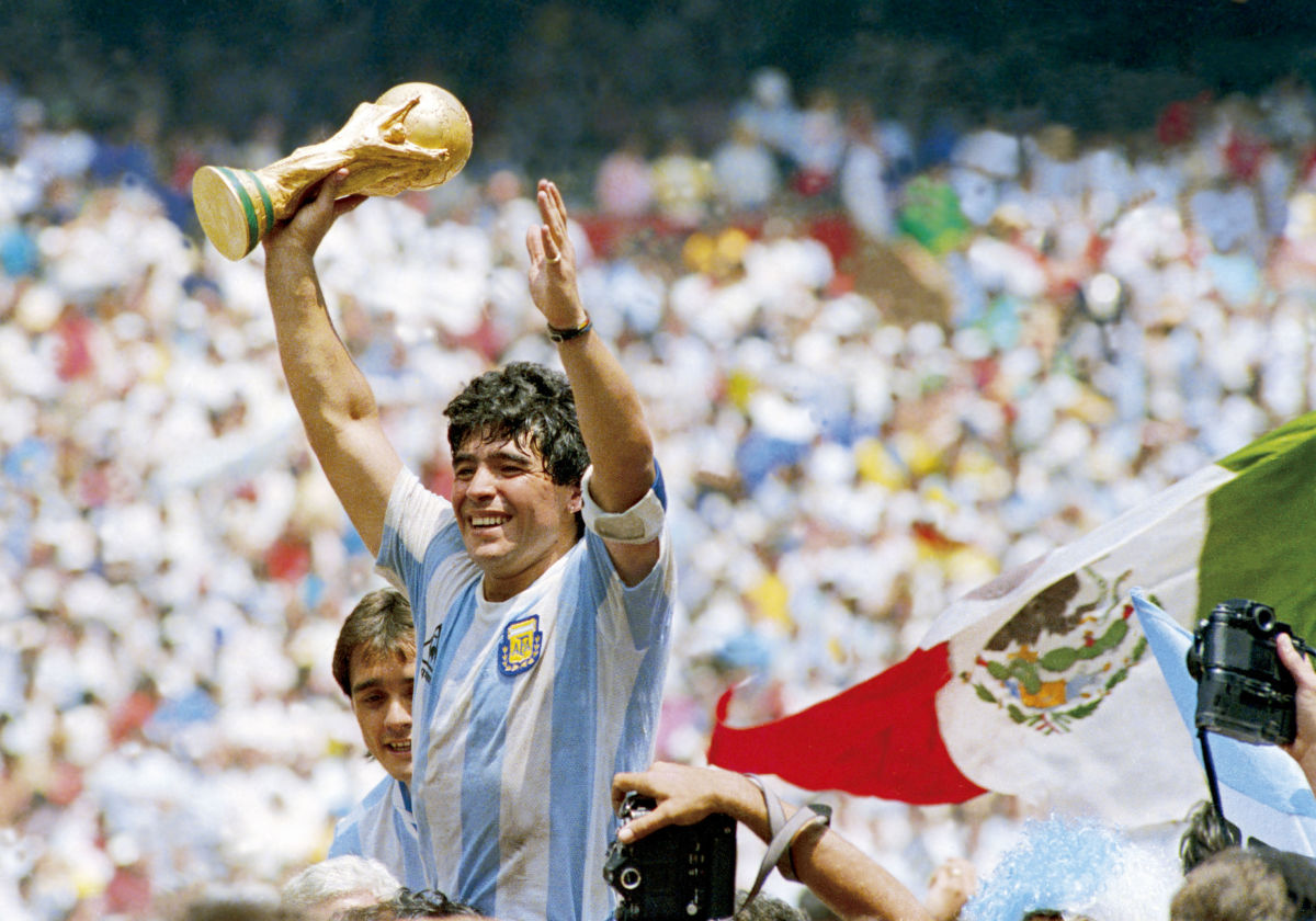 diego-maradona-el-grafico-sports-archive-5c2fd42e47ea649610000001.jpg