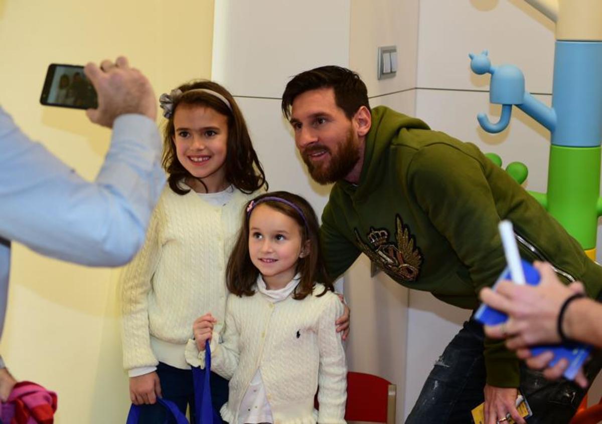 Leo Messi posa con unas jÃ³venes pacientes en la visita al Hospital de Barcelona.